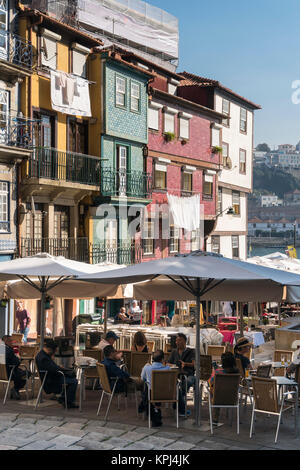 Cafés, Bars und traditionellen alten Fliesen- Häuser am Wasser im Stadtteil Ribeira von Porto, Portugal Stockfoto