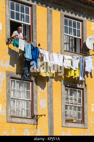 Hängende Wäsche auf der Cais da Ribeira, Waterfront Porto im Stadtteil am Fluss Douro, Porto, Portugal. Stockfoto