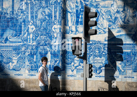 Traditionelle, blau glasiert, dececorated Fliesen, Azulejos, auf der Außenseite der Capela das Almas Kirche, im Zentrum von Porto, Portugal Stockfoto