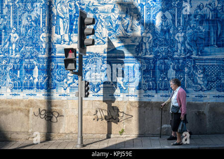 Traditionelle, blau glasiert, dececorated Fliesen, Azulejos, auf der Außenseite der Capela das Almas Kirche, im Zentrum von Porto, Portugal Stockfoto