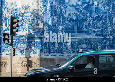 Traditionelle, blau glasiert, dececorated Fliesen, Azulejos, auf der Außenseite der Capela das Almas Kirche, im Zentrum von Porto, Portugal Stockfoto