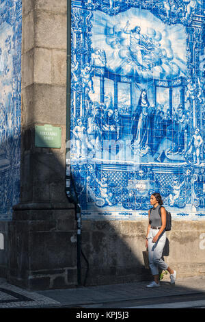 Traditionelle, blau glasiert, dececorated Fliesen, Azulejos, auf der Außenseite der Capela das Almas Kirche, im Zentrum von Porto, Portugal Stockfoto