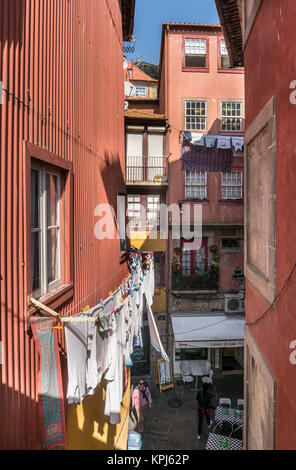 Traditionelle haouses und engen Gassen hinter den Cais da Ribeira, Waterfront Porto im Stadtteil am Fluss Douro Porto, Portugal. Stockfoto