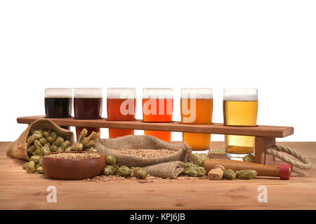 Bier Träger mit Bier Gläser Stockfoto