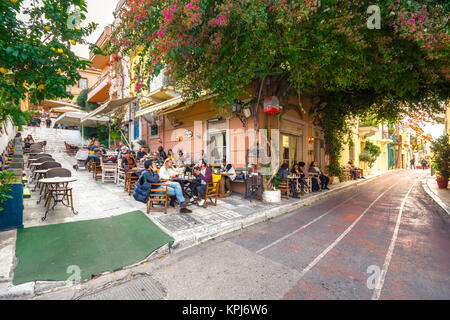 Straße der Anafiotika in der Altstadt von Athen, Griechenland. Stadtteil Anafiotika ist von den Arbeitern gebaut von der Insel Anafi. Beliebte Touristenattraktion. Stockfoto