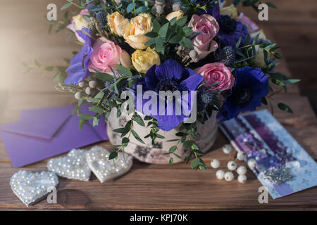 schöner Blumenstrauß Blumen und Herzen Stockfoto