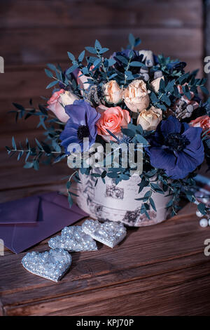 schöner Blumenstrauß Blumen und Herzen Stockfoto