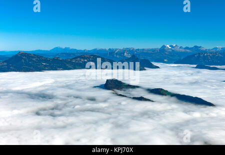 Der Bürgenstock erhebt sich aus dem Meer von Nebel über den Vierwaldstättersee, Pilatus mountain range in der Nähe von Luzern, Schweiz Stockfoto