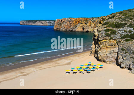 Farbige Sonnenschirme auf leeren Sandstrand, Strand, Praia do Beliche Sagres, Algarve, Portugal Stockfoto