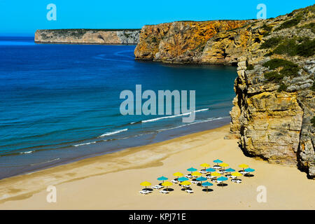 Farbige Sonnenschirme auf leeren Sandstrand, Strand, Praia do Beliche Sagres, Algarve, Portugal Stockfoto