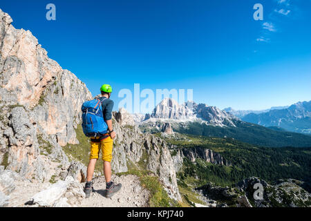 Wanderer mit Klettern Helm auf Wanderweg zum Nuvolau, Aussicht auf die Berge Tofane, Dolomiten, Südtirol Stockfoto