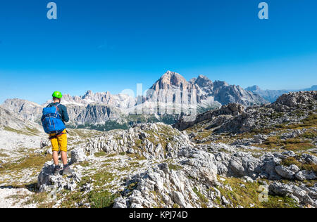 Wanderer mit Klettern Helm auf Wanderweg zum Nuvolau, Aussicht auf die Berge Tofane, Dolomiten, Südtirol Stockfoto