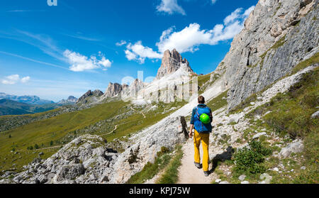 Wanderer auf der Rundwanderweg von Passo Giau über Nuvolau, Ansicht der Averau Zinnen, Dolomiten, Südtirol Stockfoto