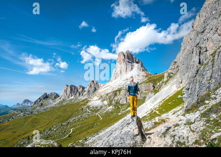 Wanderer auf der Rundwanderweg von Passo Giau über Nuvolau, Ansicht der Averau Zinnen, Dolomiten, Südtirol Stockfoto