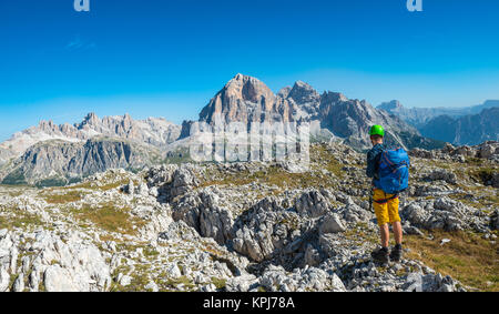 Wanderer mit Klettern Helm auf Wanderweg zu Nuvolau, Aussicht auf die Berge Tofane, Dolomiten, Südtirol Stockfoto