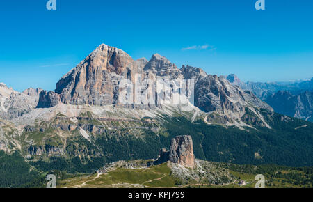 Wanderweg nach Nuvolau, Aussicht auf die Berge Tofane und Cinque Torri, Dolomiten, Südtirol, Südtirol, Italien Stockfoto