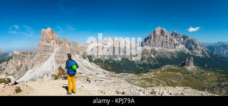 Walker auf der Oberseite des Nuvolau, Ansicht der Averau und Tofane Berge, in der Rückseite Cinque Torri, Dolomiten, Südtirol Stockfoto