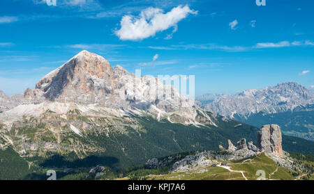 Wanderweg nach Nuvolau, Aussicht auf die Berge Tofane und Cinque Torri, Dolomiten, Südtirol, Südtirol, Italien Stockfoto