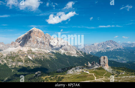 Wanderweg nach Nuvolau, Aussicht auf die Berge Tofane und Cinque Torri, Dolomiten, Südtirol, Südtirol, Italien Stockfoto