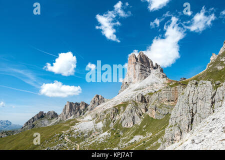 Rundwanderweg von Passo Giau über Nuvolau, Ansicht der Averau Zinnen, Dolomiten, Südtirol, Südtirol, Italien Stockfoto