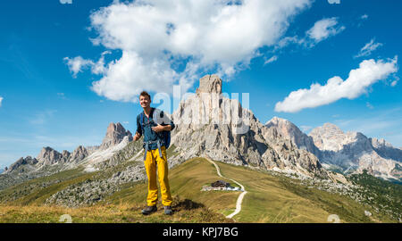 Wanderer über Passo Giau, an der Rückseite La Gusela, Averau und Tofana, Dolomiten, Südtirol, Südtirol, Italien Stockfoto