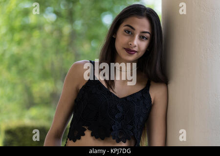 Portrait einer jungen lächelnde Frau mit langen braunen Haaren Stockfoto