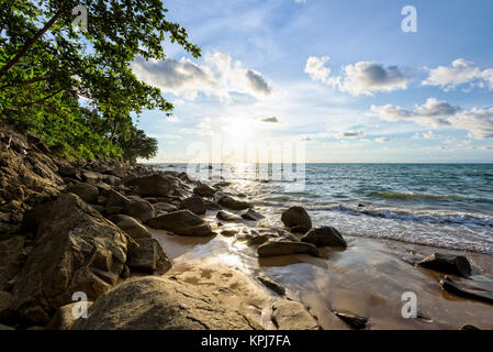 Sonnenuntergang am Strand in Thailand. Stockfoto