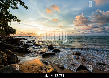 Sonnenuntergang am Strand in Thailand. Stockfoto