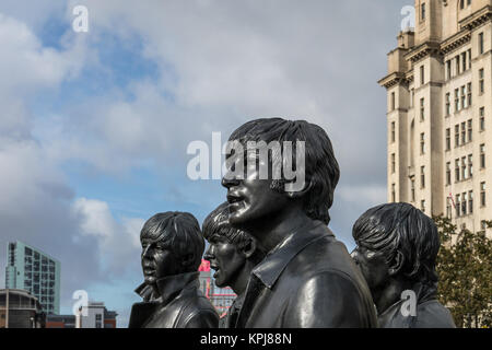 Die Beatles statue Detail, Pier Head, Liverpool, Großbritannien Stockfoto