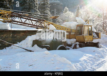 Der LKW-Kran unter Schnee Stockfoto