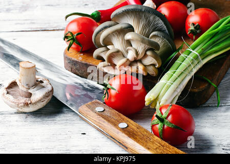 Gemüse vom Ernte frische Austernpilze, Tomaten und Zwiebeln Stockfoto