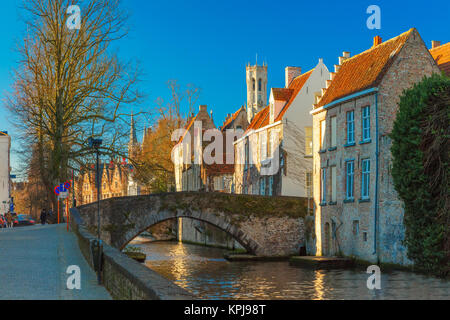 Belfort und der grüne Kanal in Brügge, Belgien Stockfoto