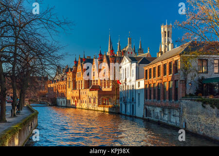 Belfort und der grüne Kanal in Brügge, Belgien Stockfoto