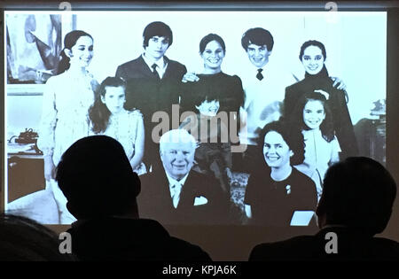 Ein Bild von englischer Schauspieler, Regisseur, Drehbuchautor und Produzent Charlie Chaplin, zusammen mit seiner Familie, während einer Tour für die Presse in den "Chaplin's World" Museum im einstigen Charlie Chaplin's House in Corsier, Schweiz, 05. Dezember 2017 dargestellt wird. Charlie Chaplin wird gefeiert als Genius 40 Jahre nach seinem Tod. Viele der Botschaften der seinen Film sind so aktuell wie eh und je. Foto: Christiane Oelrich/dpa Stockfoto