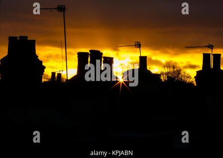 London, Großbritannien. 15 Dez, 2017. Silhouette der Schornstein Töpfe während eines goldenen winter Sonnenuntergang im Norden von London. Credit: Dinendra Haria/Alamy leben Nachrichten Stockfoto