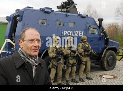 Leipzig, Deutschland, 15. Dezember 2017. Der Zustand von Sachsens Innenminister Markus Ulbig, sowie bewaffnete Polizisten des SEK (spezielle Bereitstellung Commando), vor dem neuen gepanzerten Fahrzeug urvivor R' während seiner Präsentation in Leipzig, Deutschland, 15. Dezember 2017. Zwei dieser Fahrzeuge wurden sofort zur Verfügung der Spezialeinheiten des Staates kriminellen Autorität gestellt und sollen bei Fällen der Masse shooters oder Terrorismus eingesetzt werden. Quelle: dpa Picture alliance/Alamy leben Nachrichten Stockfoto