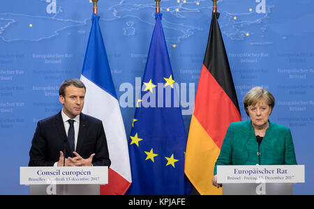 Bruxelles, Belgien. 15 Dez, 2017. 15. Dezember 2017 - Brüssel, Belgien: Die deutsche Bundeskanzlerin Angela Merkel (R) und der französische Präsident Emmanuel Längestrich (L) Adresse eine Pressekonferenz auf dem EU-Gipfel. Credit: Geschichte/Alamy leben Nachrichten Stockfoto