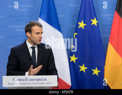 Bruxelles, Belgien. 15 Dez, 2017. 15. Dezember 2017 - Brüssel, Belgien: Bundeskanzler (unsichtbar) und der französische Präsident Emmanuel Längestrich Adresse eine Pressekonferenz auf dem EU-Gipfel. Credit: Geschichte/Alamy leben Nachrichten Stockfoto