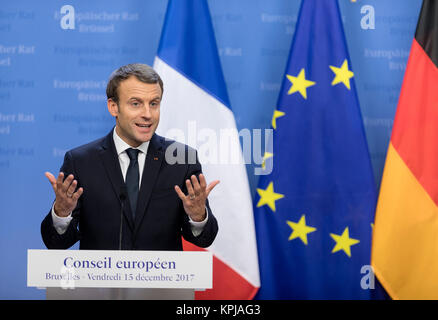 Bruxelles, Belgien. 15 Dez, 2017. 15. Dezember 2017 - Brüssel, Belgien: Bundeskanzler (unsichtbar) und der französische Präsident Emmanuel Längestrich Adresse eine Pressekonferenz auf dem EU-Gipfel. Credit: Geschichte/Alamy leben Nachrichten Stockfoto