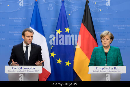 Bruxelles, Belgien. 15 Dez, 2017. 15. Dezember 2017 - Brüssel, Belgien: Die deutsche Bundeskanzlerin Angela Merkel (R) und der französische Präsident Emmanuel Längestrich (L) Adresse eine Pressekonferenz auf dem EU-Gipfel. Credit: Geschichte/Alamy leben Nachrichten Stockfoto