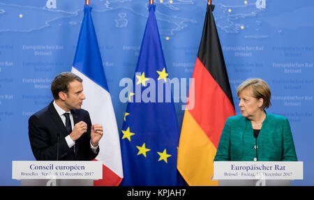 Bruxelles, Belgien. 15 Dez, 2017. 15. Dezember 2017 - Brüssel, Belgien: Die deutsche Bundeskanzlerin Angela Merkel (R) und der französische Präsident Emmanuel Längestrich (L) Adresse eine Pressekonferenz auf dem EU-Gipfel. Credit: Geschichte/Alamy leben Nachrichten Stockfoto