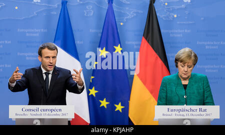 Bruxelles, Belgien. 15 Dez, 2017. 15. Dezember 2017 - Brüssel, Belgien: Die deutsche Bundeskanzlerin Angela Merkel (R) und der französische Präsident Emmanuel Längestrich (L) Adresse eine Pressekonferenz auf dem EU-Gipfel. Credit: Geschichte/Alamy leben Nachrichten Stockfoto