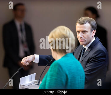 Bruxelles, Belgien. 15 Dez, 2017. 15. Dezember 2017 - Brüssel, Belgien: Die deutsche Bundeskanzlerin Angela Merkel (R) und der französische Präsident Emmanuel Längestrich (L) Adresse eine Pressekonferenz auf dem EU-Gipfel. Credit: Geschichte/Alamy leben Nachrichten Stockfoto