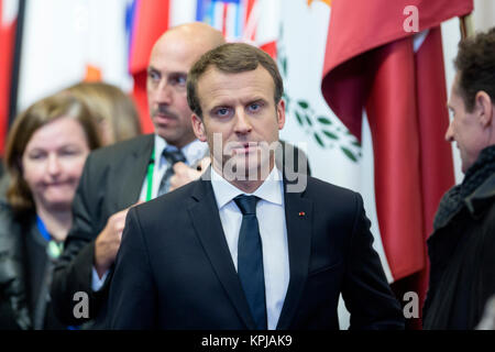 Bruxelles, Belgien. 15 Dez, 2017. 15. Dezember 2017 - Brüssel, Belgien: Bundeskanzler (unsichtbar) und der französische Präsident Emmanuel Längestrich Adresse eine Pressekonferenz auf dem EU-Gipfel. Credit: Geschichte/Alamy leben Nachrichten Stockfoto