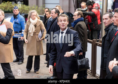 Bruxelles, Belgien. 15 Dez, 2017. 15. Dezember 2017 - Brüssel, Belgien: Bundeskanzler (unsichtbar) und der französische Präsident Emmanuel Längestrich Adresse eine Pressekonferenz auf dem EU-Gipfel. Credit: Geschichte/Alamy leben Nachrichten Stockfoto