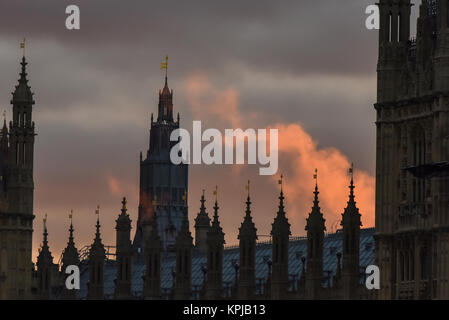 Westminster, London, Großbritannien. 15 Dez, 2017. Eine niedrige Winter Sonne und den Sonnenuntergang in Westminster. Quelle: Matthew Chattle/Alamy leben Nachrichten Stockfoto