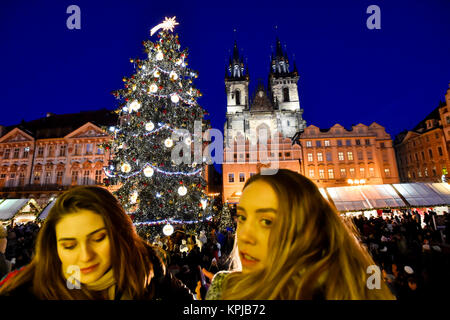 Prag, Tschechische Republik. 15 Dez, 2017. Die Prager Weihnachtsbaum auf dem historischen Marktplatz der Altstadt im Zentrum von Prag, Tschechische Republik, am 15. Dezember 2017. Quelle: Vit Simanek/CTK Photo/Alamy leben Nachrichten Stockfoto