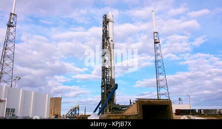 Cape Canaveral, Florida. 15. Dezember, 2017. Die SpaceX Falcon 9 Rakete Durchführung der Dragon capsule bereitet aus komplexen 39 Start am Cape Canaveral Spaceport Dezember 15, in Cape Canaveral, Florida 2017 zu sprengen. Die Dragon capsule ist auf einer Neuversorgung zur Internationalen Raumstation geführt und ist das erste Mal, SpaceX eine geflogene Rakete und Raumfahrzeugen auf einer NASA-Mission gestartet. Credit: Planetpix/Alamy leben Nachrichten Stockfoto