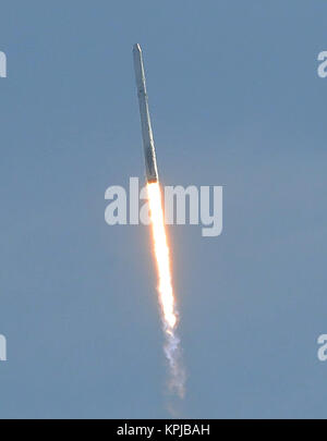 Dezember 15, 2017 - Cape Canaveral, Florida, United States - eine SpaceX Falcon 9 Rakete mit einem Drachen Raumfahrzeug abhebt vom Weltraum aus komplexen 40 Start am 15. Dezember 2017 in Cape Canaveral Air Force Station in Florida. Wird die Sonde liefern fast 4.800 lbs Research, crew liefert, und die Befestigungsteile an der Internationalen Raumstation (ISS). Dies ist der 13. cargo Mission von SpaceX zur ISS. (Paul Hennessy/Alamy) Stockfoto