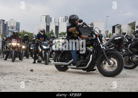 Kuala Lumpur, Kuala Lumpur, Malaysia. 15 Dez, 2017. Einige der Radfahrer ist gesehen an den KL Bike Week 2017 Ankunft in Kuala Lumpur Bike Week 2017 ist der 9. jährlichen Biker sammeln, die an TREC Kuala Lumpur am 16. und 17. Dezember 2017 statt. Credit: Faris Hadziq/SOPA/ZUMA Draht/Alamy leben Nachrichten Stockfoto